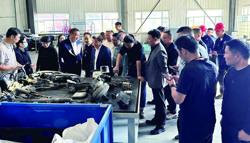 二題圖走進企業(yè)參觀