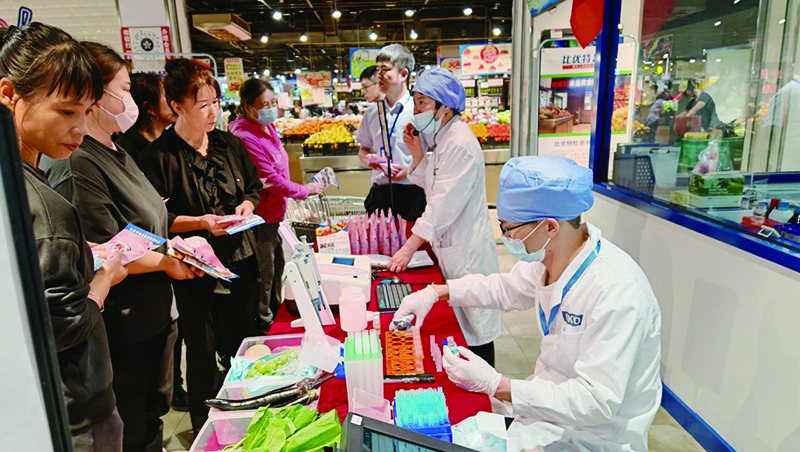 檢測人員對消費者購買的食品現(xiàn)場進行快速檢測