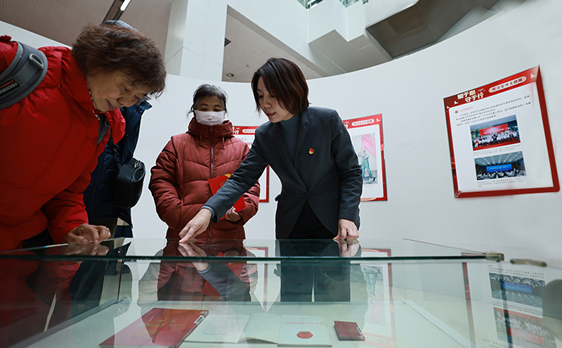 百姓參觀展覽 孟浩 攝