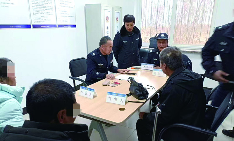 趙如申（左五）對(duì)石獅子村某組土地承包糾紛進(jìn)行調(diào)解