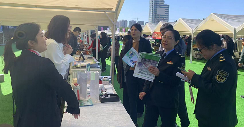 在第十九屆遼寧阜新瑪瑙文化旅游節(jié)上，阜新市市場監(jiān)管局工作人員宣講“千億送貸行動”。