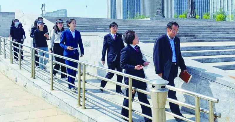 與人民監(jiān)督員開展無障礙環(huán)境建設(shè)實地考察