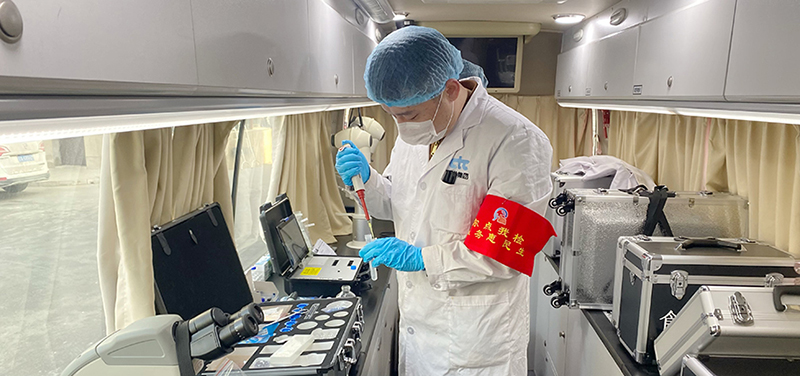 （二題配圖）工作人員現(xiàn)場對抽樣進(jìn)行檢測