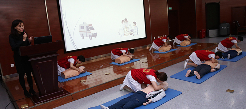 志愿者團隊到鞍山警察學(xué)院為警官做心肺復(fù)蘇技術(shù)推廣培訓(xùn)