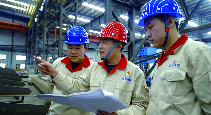 沈陽(yáng)中辰鋼結(jié)構(gòu)工程有限公司先鋒黨員、遼寧省勞動(dòng)模范劉權(quán)（中）在車間調(diào)度工作