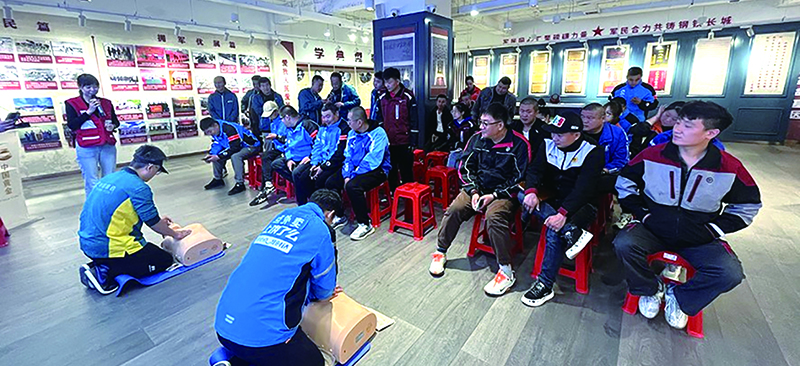 丹東市“江城小哥學(xué)堂”為快遞員、外賣小哥講解演示心肺復(fù)蘇術(shù)