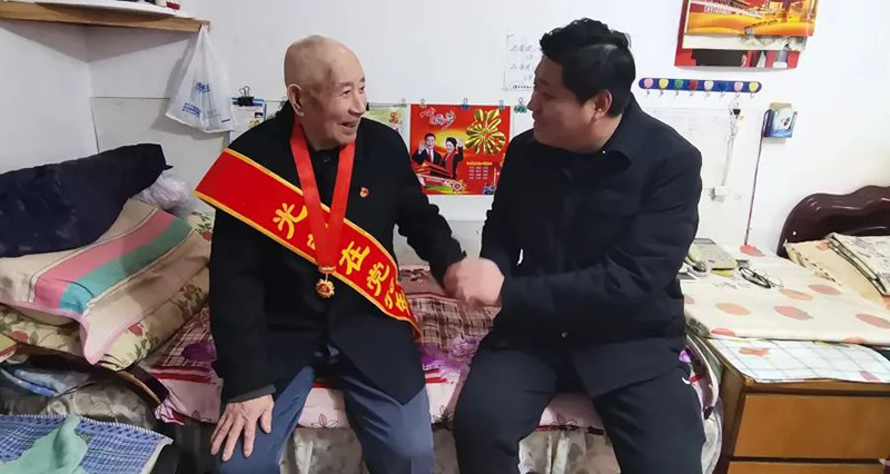 二題圖，看望老黨員