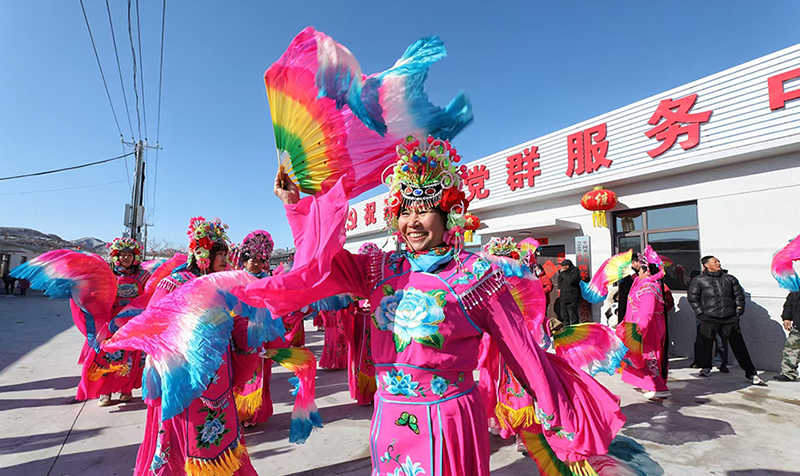 綏中縣明水滿族鄉(xiāng)祝家溝村村民扭秧歌