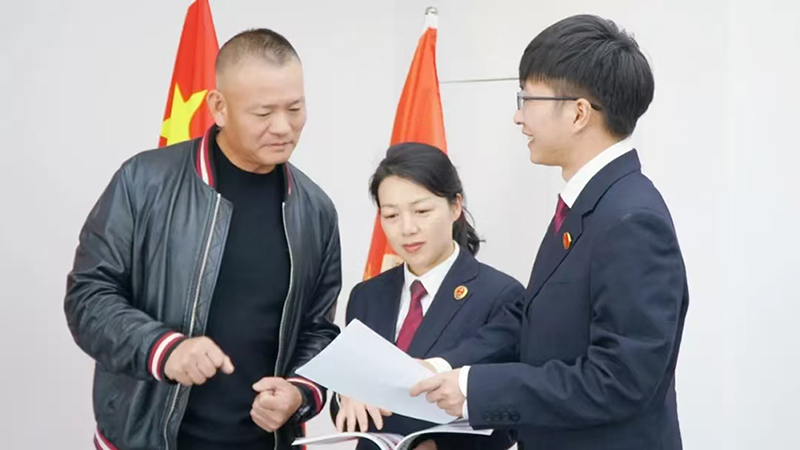 頭題主稿配圖，檢察官向企業(yè)經(jīng)營(yíng)者進(jìn)行法律宣講