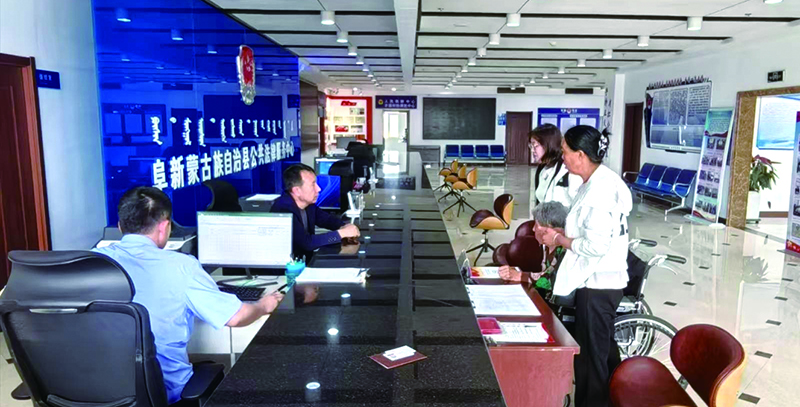 公共法律服務(wù)中心窗口工作人員在調(diào)解贍養(yǎng)糾紛