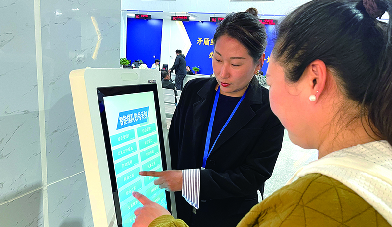 （老邊）百姓正在綜治中心排隊(duì)取號