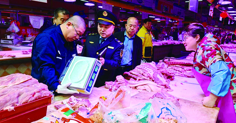 執(zhí)法人員在市場(chǎng)督導(dǎo)檢查