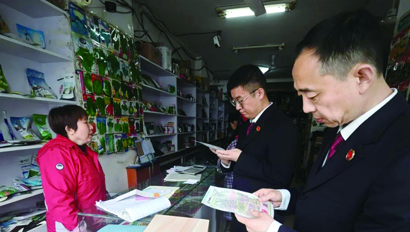 檢察干警對(duì)經(jīng)營場(chǎng)所等進(jìn)行走訪