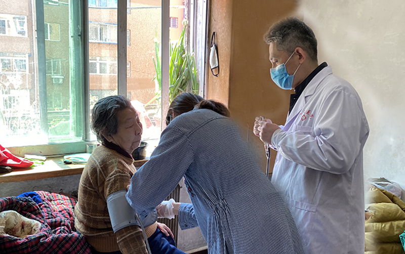 網(wǎng)格員依據(jù)標簽主動上門為老人提供醫(yī)療服務(wù)