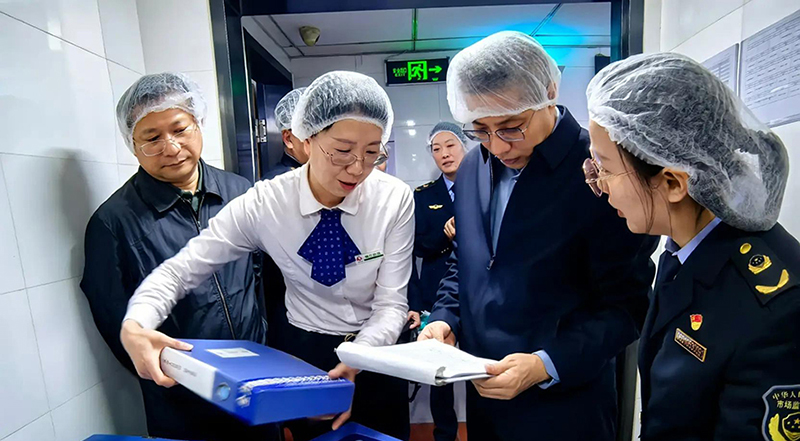 執(zhí)法人員檢查進(jìn)貨臺(tái)賬