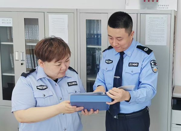 頭題圖，沈河區(qū)司法局北站司法所工作人員落實(shí)安置幫教對(duì)象一人一檔工作。本報(bào)記者孟浩 攝