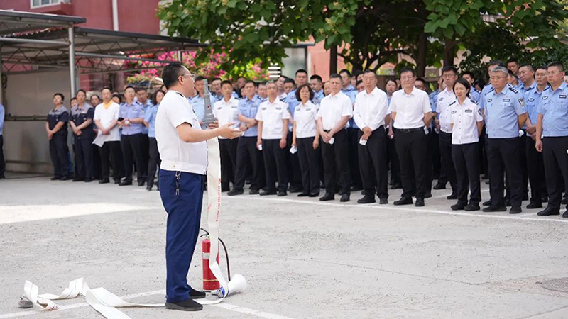 頭題，消防救援大隊(duì)教官講解了滅火器操作方法。