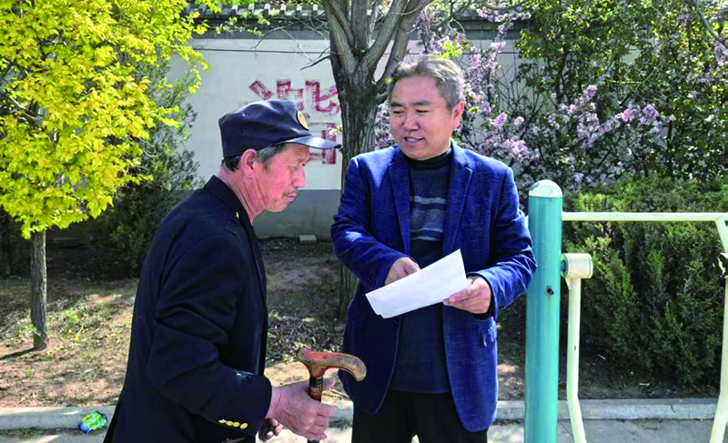 村工作人員認真記錄村民的意見。