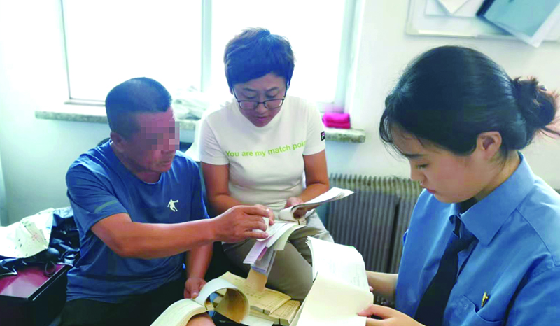 檢察官查看A公司賬目（擋眼睛）1