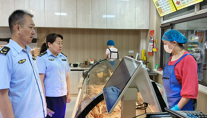執(zhí)法人員檢查轄區(qū)熟肉經(jīng)營(yíng)戶