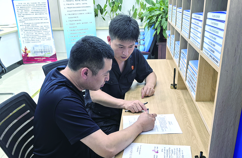 頭題圖，導(dǎo)訴員佟浩正在指導(dǎo)劉某填寫(xiě)要素式起訴狀