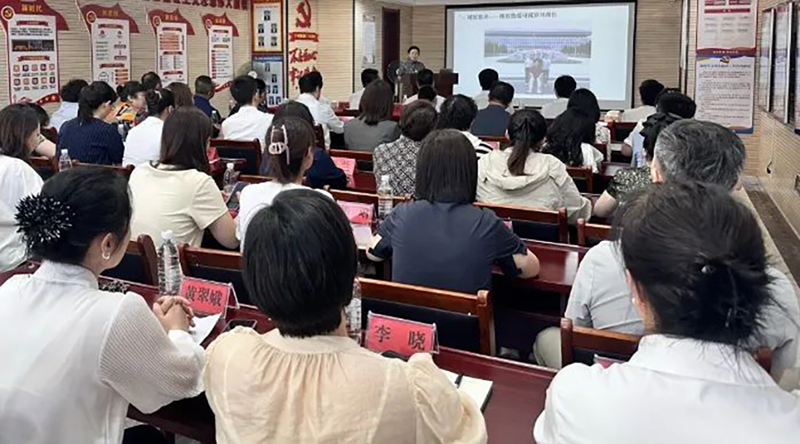 7月15日，大連市委社會(huì)工作部會(huì)同遼寧師范大學(xué)心理學(xué)院、大連市心理學(xué)會(huì)，面向“心理咨詢(xún)師進(jìn)社區(qū)”試點(diǎn)社區(qū)書(shū)記現(xiàn)場(chǎng)授課。