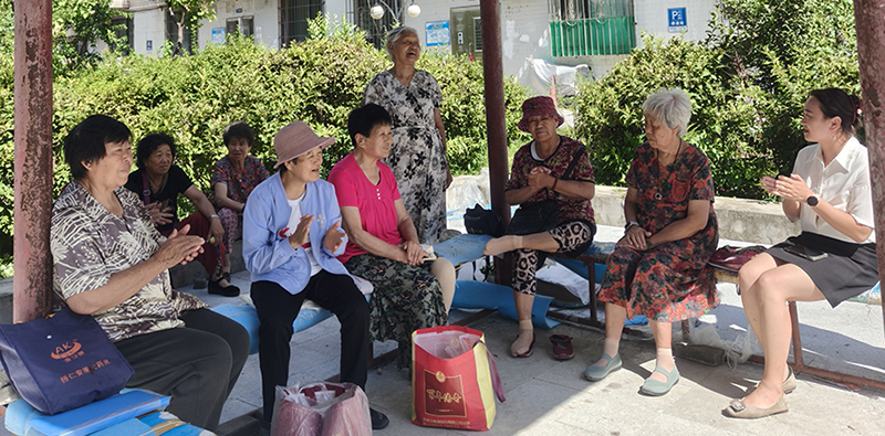 老人們在涼亭里度過幸福的午后時光