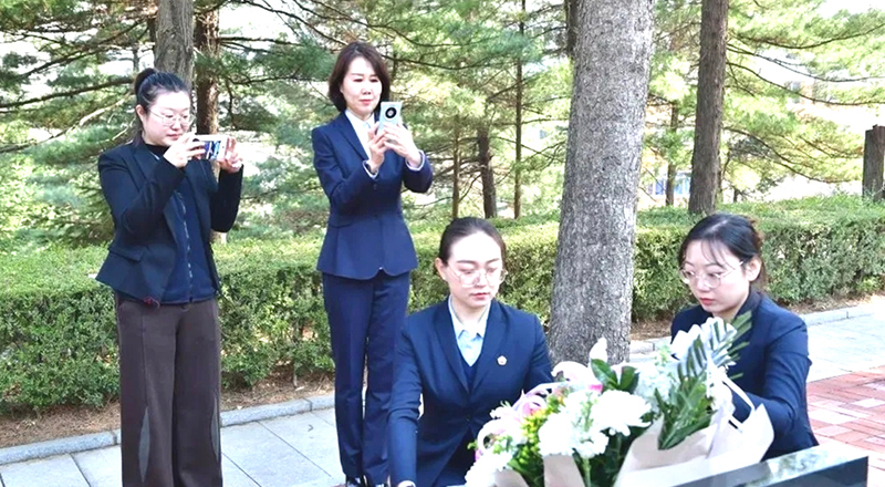 抗美援朝紀(jì)念館志愿者替志愿軍烈士親屬掃墓