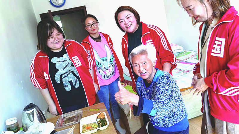 二題圖，老年人公益廚房為獨居老人送餐上門