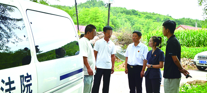 哈達(dá)碑法庭負(fù)責(zé)人吳迪（右二）、特邀調(diào)解員文需雁（右三）正在現(xiàn)場了解情況 其他均為當(dāng)事人，請馬賽克??！