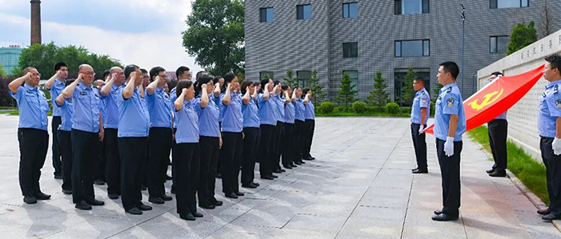 二題圖，黨員民警重溫入黨誓詞