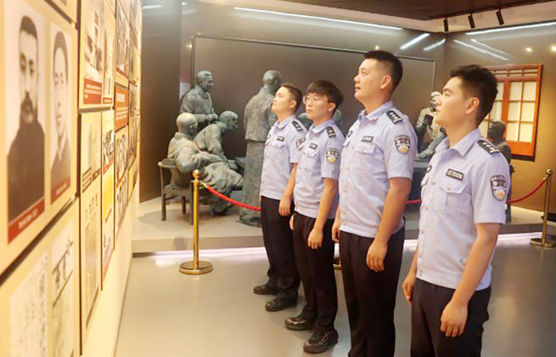 二題圖，民警們參觀東北抗日斗爭記憶的革命遺址。