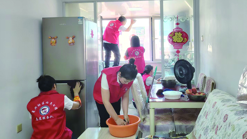 二題圖，志愿服務(wù)隊(duì)員為退伍老軍人周德春打掃家庭衛(wèi)生