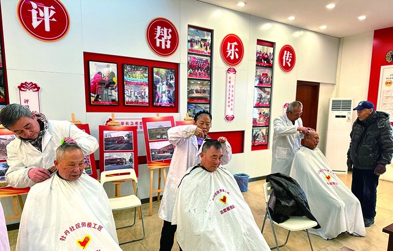 頭題圖，勞模工匠志愿服務(wù)隊(duì)每月8日為居民免費(fèi)理發(fā)