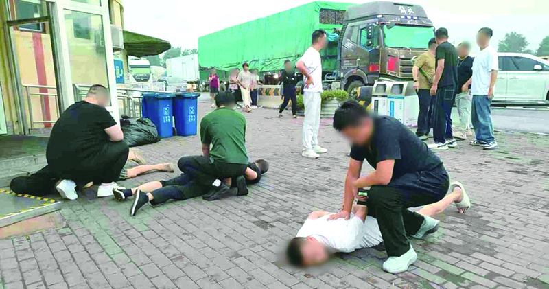 頭題圖，抓捕現(xiàn)場