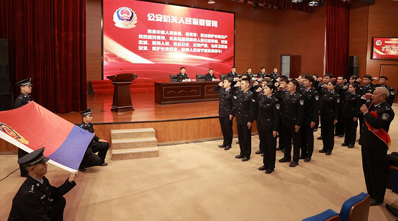 新警們面向警旗莊嚴(yán)宣誓