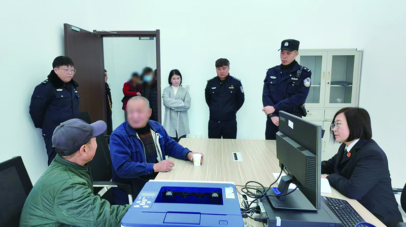 將被執(zhí)行人傳喚到法院后法官組織雙方進(jìn)行調(diào)解，人大代表和政協(xié)委員全程見證