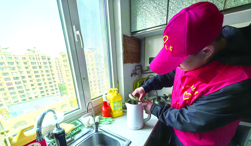 盤錦 志愿者為獨居老人檢修熱水壺