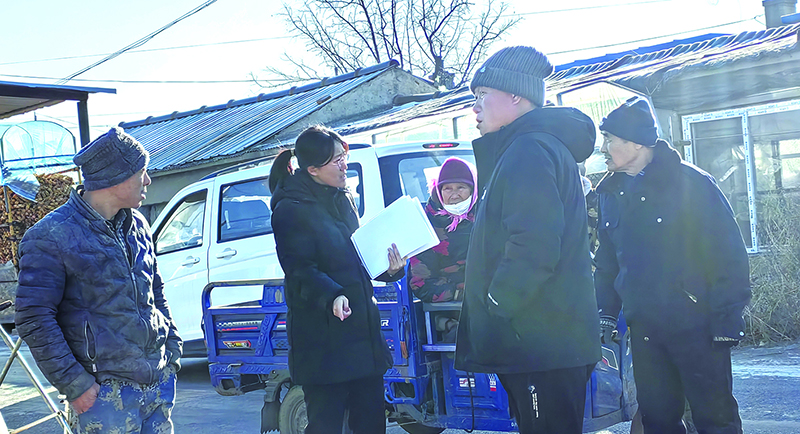 王菲法官（左二）像深入田間地頭，認(rèn)真辦好每一起案件