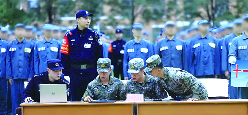 二題圖，駐監(jiān)武警戰(zhàn)士擔任評委進行綜合評分。