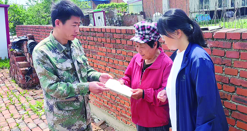 村干部到村民家中走訪