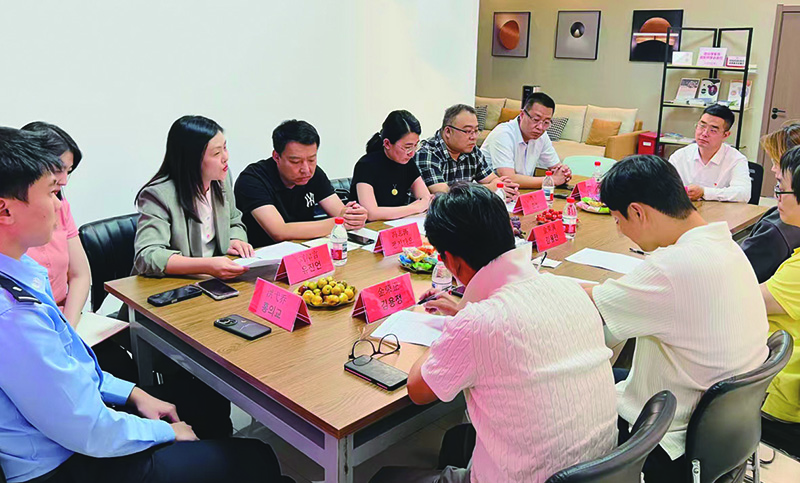 頭題圖，“涉外法治營商服務下午茶”座談會現(xiàn)場。