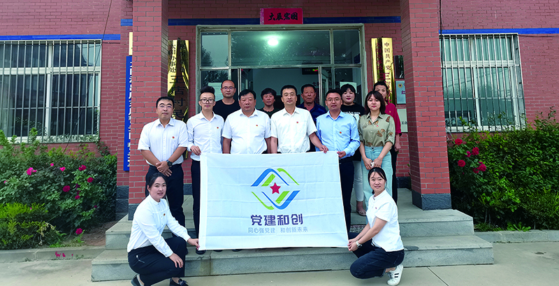 頭題圖，王店村黨總支與中國(guó)移動(dòng)瓦房店市公司黨組織開展“黨建和創(chuàng)”活動(dòng)