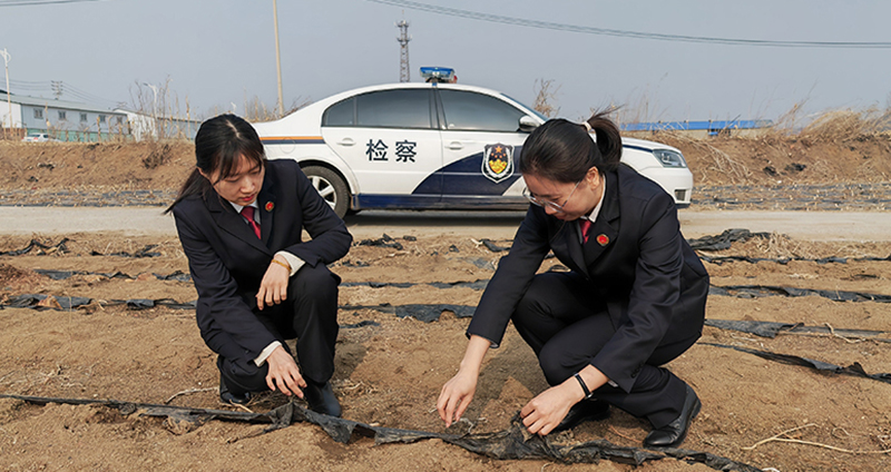4月24日，檢察干警在千金鄉(xiāng)丁家村對農(nóng)用地內(nèi)廢棄農(nóng)用薄膜進行取證