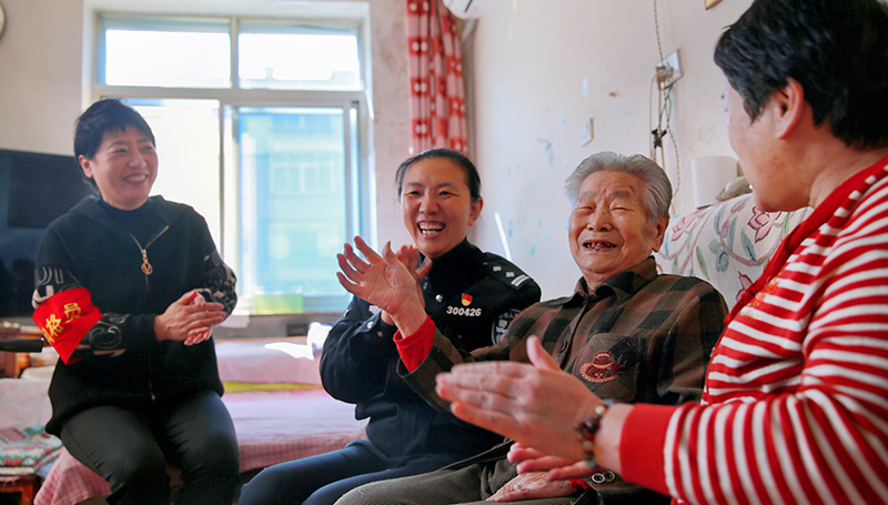 鞍山市公安局鐵東分局湖南派出所“公安優(yōu)老服務(wù)隊”到養(yǎng)老機(jī)構(gòu)看望老人