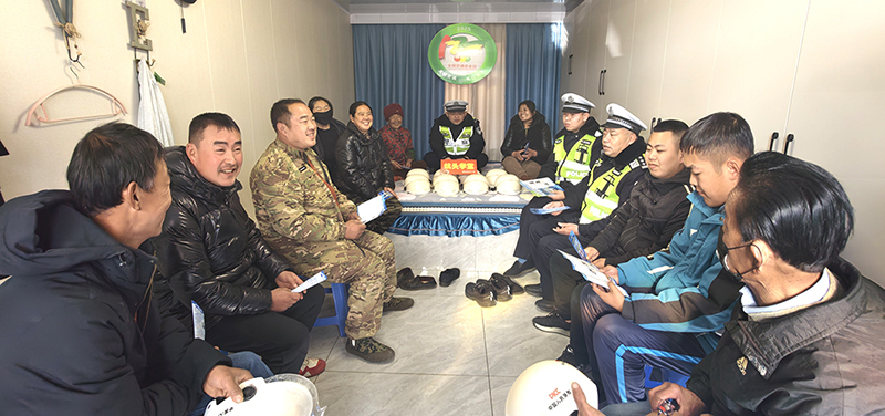 鐵嶺市公安局交通管理支隊宣傳大隊走進(jìn)村民家舉辦“炕頭學(xué)堂”