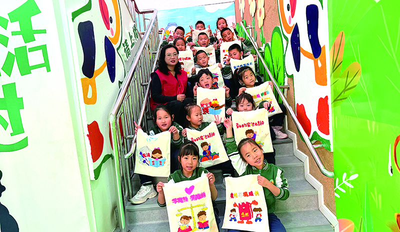 頭題配圖 孩子在帆布袋上畫出心中的“法”
