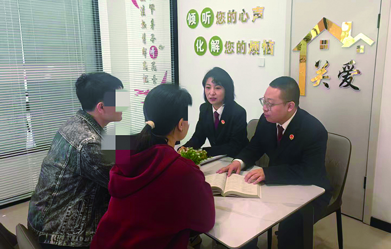 檢察官與涉案輟學(xué)學(xué)生家長溝通復(fù)學(xué)方案