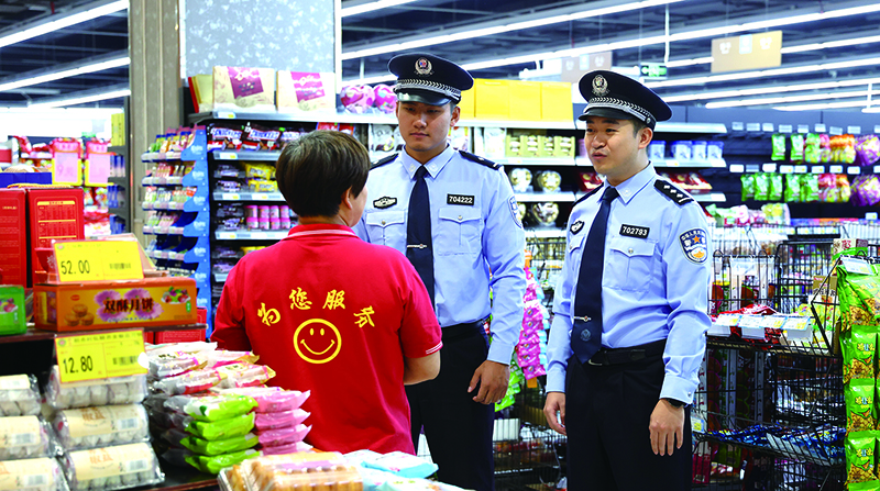 頭題圖，紅海派出所民警在重點商圈巡邏防控