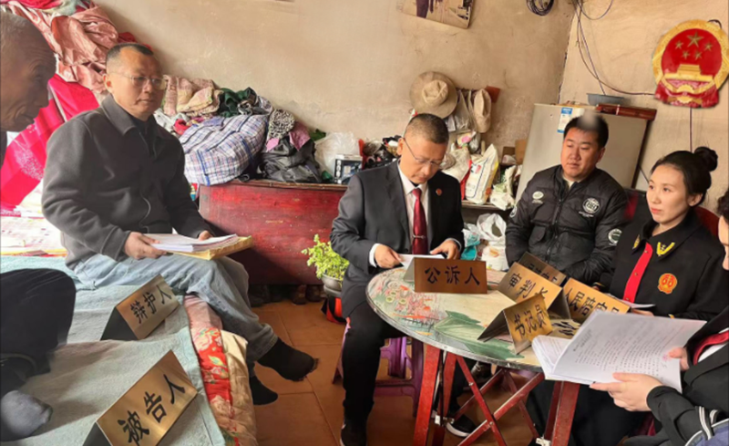 在岫巖滿族自治縣哈達(dá)碑鎮(zhèn)希林村的農(nóng)戶家里開展巡回審判